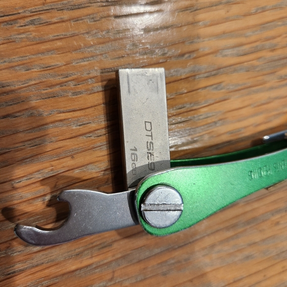 Green Keysmart Organizer with 16gb USB Stick + Accessories - Picture 2 of 5